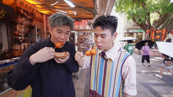 張與辰長洲掃街狂擦8款大魚蛋！行仔不耐辣飆汗照演 導演未喊Cut顯專業