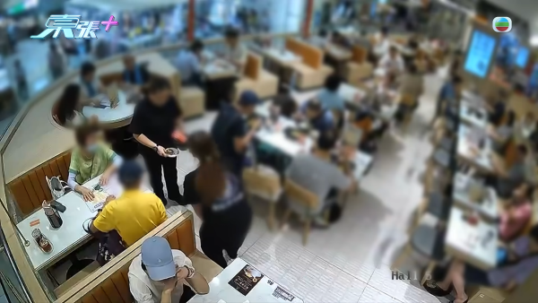 青衣茶餐廳驚現長者神偷！公開12分鐘CCTV揭坐卡位偷5000蚊現金 77歲翁與83歲婦極速被捕