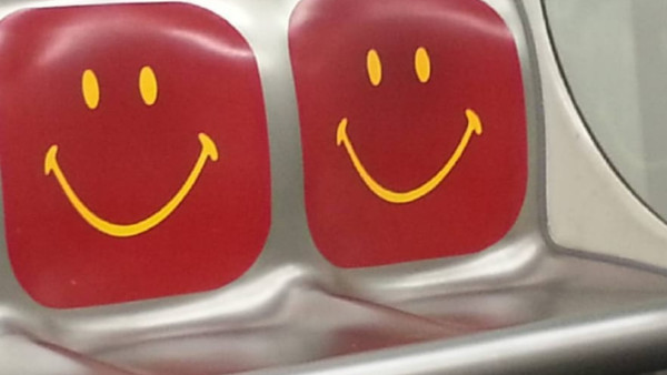 內地客搭港鐵見連環讓座！3歲童1句話超震驚 驚詫中港教育 揭港爸媽神級家教