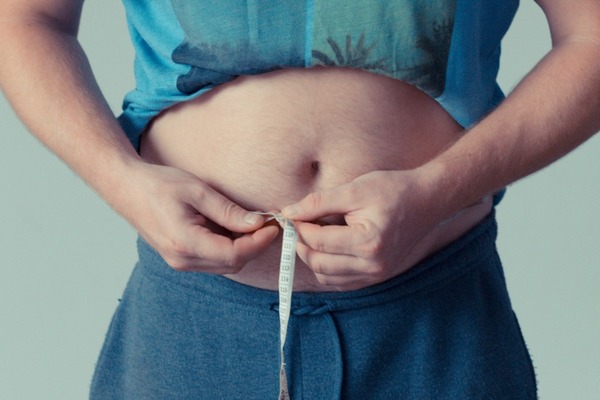 長期久坐不動導致頑強大肚腩？　日本專家推薦2個方法／1個月腰圍勁減15厘米！（內附教學）