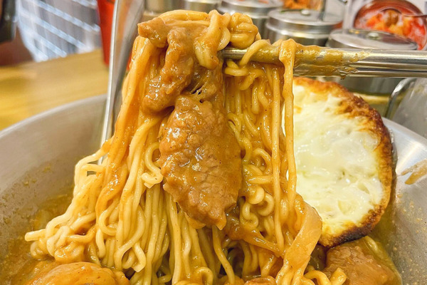 西貢美食｜西貢濃醬沙嗲牛肉脆麵／沙嗲牛脷包／鹽燒厚切牛舌／流沙鹹蛋黃雞翼／Shake Shake薯條！