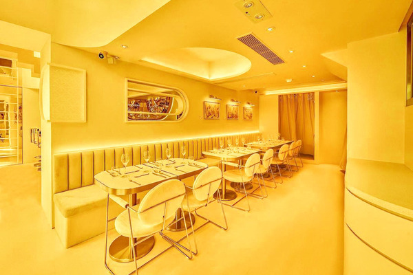 中環美食｜兩層高！中環新開搶眼黃色打卡餐廳 魚子醬牡丹蝦他他／慢煮和牛舌／手工龍蝦雲吞／巴斯克芝士蛋糕