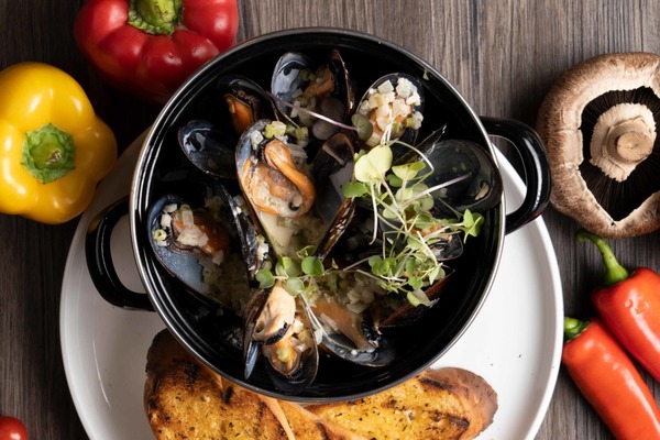 馬鞍山新開酒館風西餐廳「FAT ANGELO’S」   米蘭式燉小牛膝／香草檸檬燒黃油雞／招牌牛肉漢堡／白酒忌廉青囗／主菜買1送1