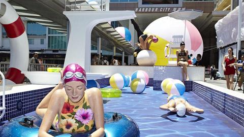 香港首個超寫實雕塑展 海港城變身「戶外泳池」