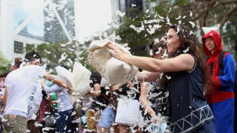 盡情發洩！遮打花園枕頭大戰