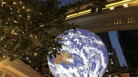 【灣仔好去處】全球首個7米巨型自轉地球登陸灣仔 震撼太空人視角俯瞰地球
