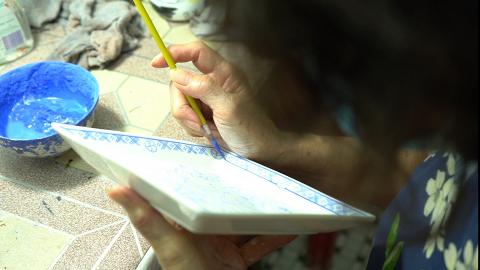 【坪洲好去處】75歲老師傅堅守40年傳統瓷器店！開設手繪彩瓷工作坊體驗傳統手藝