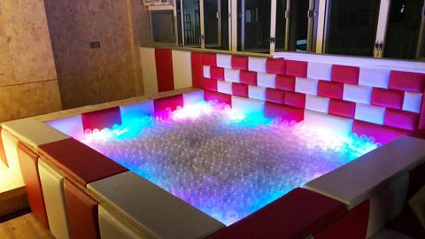 發光彩虹波波池Party Room！$45任玩打牌唱K/籃球機/VR