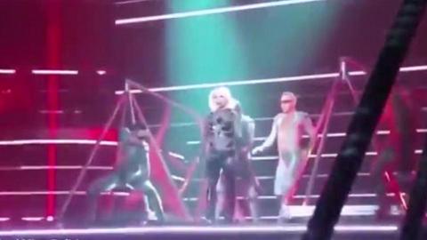 演唱會途中拉鍊突掉下　Britney Spears 衣服「炸開」繼續唱