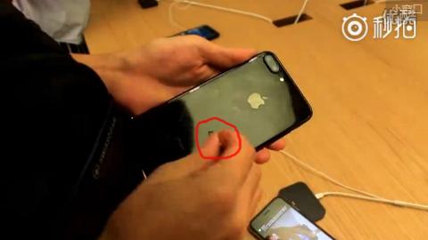 超缺德！中國網民為測試刮花港 Apple Store亮黑樣版機