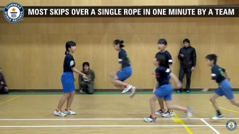 小學生合力跳繩打破健力士紀錄！一分鐘無間斷 示範超強團隊合作 