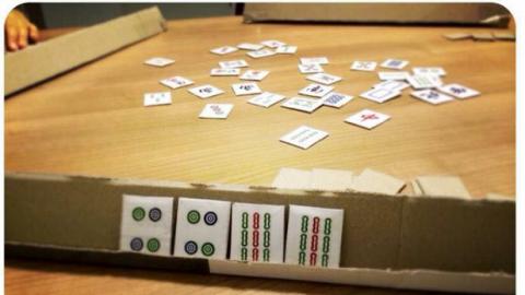 白紙紙皮全部出動 學生自製麻雀課室打勁青春