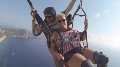 首次玩滑翔傘遇主繩斷裂　恐怖過程曝光70歲老婦竟冷靜面對獲網民大讚幽默