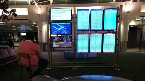 等上機太無聊竟用機場屏幕打PS4 被機場職員制止後機迷：玩埋呢鋪先！