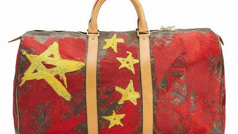中國五星紅旗設計LV手袋引熱議 袋上繡滿國歌歌詞 索價近9萬