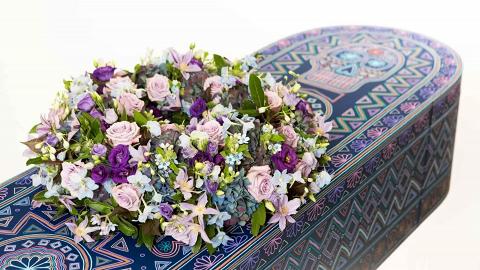 人生最後一程都要色彩繽紛 粉紅/粉紫/亡靈節圖案絕美棺木 骨灰甕都要靚！