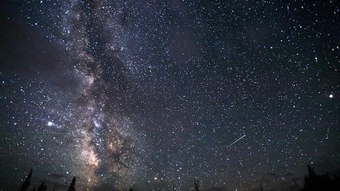 天文現象2022｜寶瓶座δ南流星雨7月中起劃過天際！附最佳觀賞時段/望遠鏡觀測方法