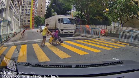 殘障婆婆過馬路不便欲讓車行先 青衣暖男貨車司機見狀即落車幫忙推輪椅獲網民激讚