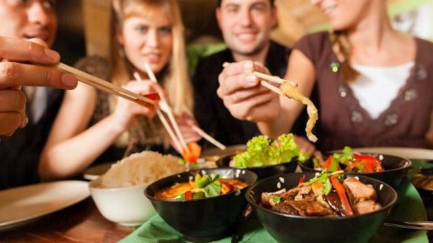 勿拿起碗吃飯