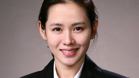 面向鏡頭側身坐！