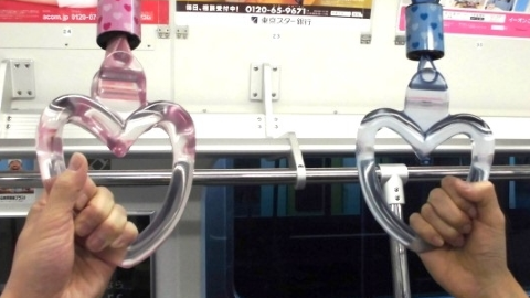 情侶聖誕遊東京JR碰著心型吊扶手 證明你們真的超有緣！