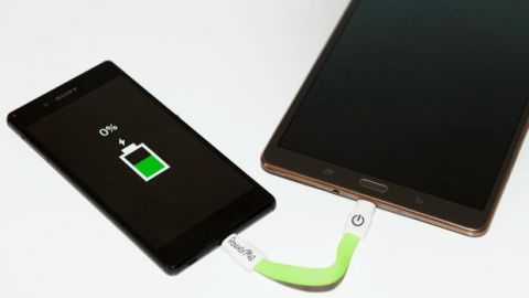 旅行手機無電＋無尿袋 一條線向朋友「借電」好方便