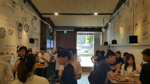 一個人食飯不尷尬！ 台灣立食餐廳推自助點餐機