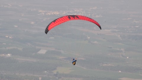 台北都有得玩！ 睇住靚景平玩滑翔傘