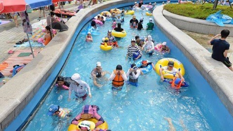 首爾「漢江戶外游泳池」今天啟動！ 有齊滑梯、流水道十足十小型水上樂園！