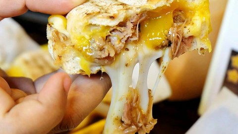 曼谷夜市超邪惡芝士美食！ 拉絲長過一個手掌