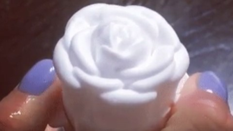 一按就有「玫瑰花」！ 日本好用滋潤超美泡泡潔面乳