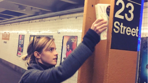 網友認為Emma Watson藉地鐵漂書回應