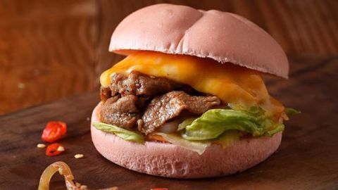 女仔冧住食　勁可愛粉紅漢堡