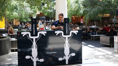 【#機場快訊】環保充電？踩 30 分鐘單車即充滿電