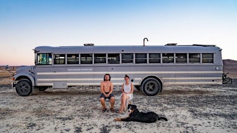 德國情侶 改裝校巴去旅行