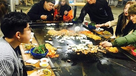 桌球枱上 噴火五花肉