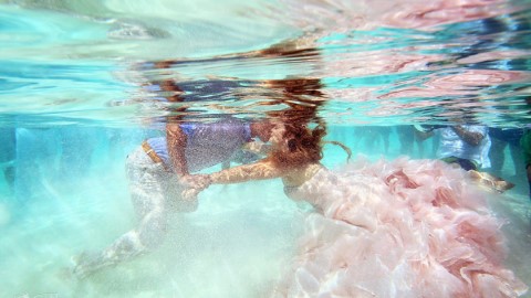 化身美人魚！ 加勒比海中心行禮？