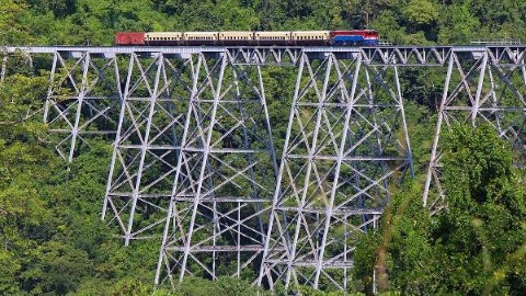 驚心動魄幾分鐘 古老火車高空慢駛