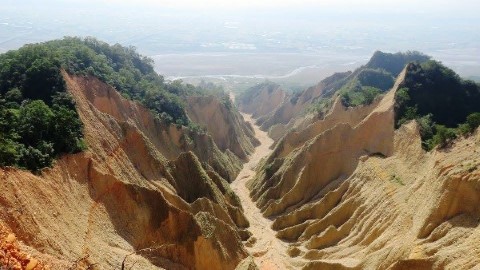 隱秘絕世靚景 探索台灣 3 大「仿月球」荒地