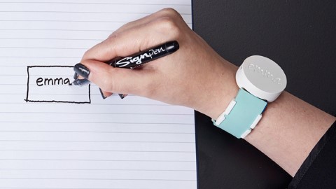 好感動！ Microsoft 創意總監設計柏金遜症患者專用防震手錶