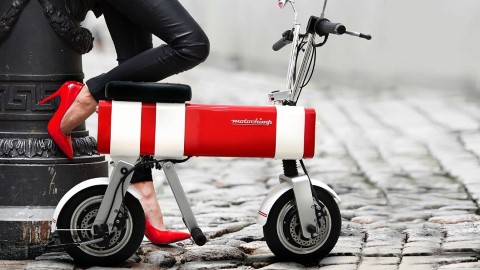 李璨琛潮玩！迷你電動車 飆速 30Kmh