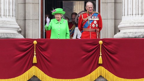 點解英女王一年生 2 次日？ Rainbow Queen 每年都戴住「佢」閱兵