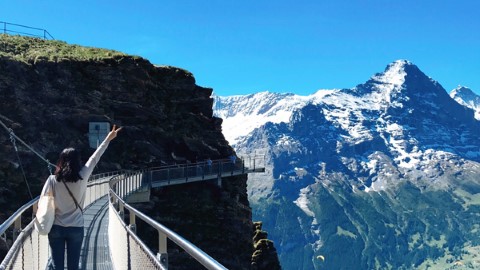 瑞士穿窿步道 堅‧離地海拔 2,000 公尺