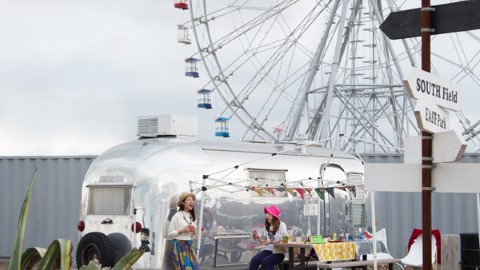 一站式 海邊露營場 型住懷舊銀色 露營車