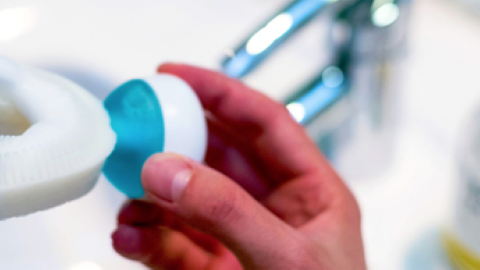 刷牙新概念？ 牙套形電動牙刷 一次過擦晒只需 10 秒