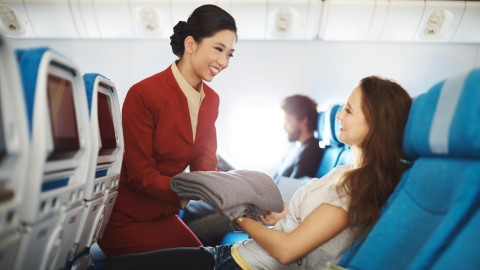 經濟艙冷氣勁過雪櫃?! 毛毯供應不足引發乘客爭奪戰