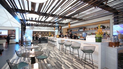 AE 香港新貴賓室 持卡可帶朋友歎一歎 ？！