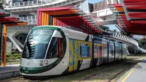 高雄水岸輕軌通車 車站附近有乜玩？