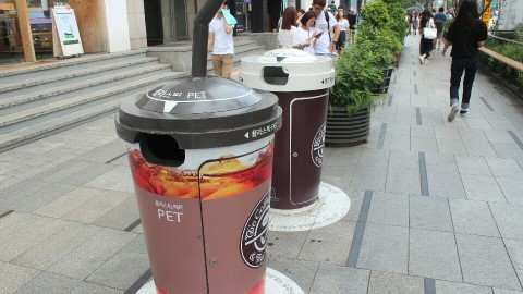 首爾 現大型咖啡杯 原來是分類回收筒！