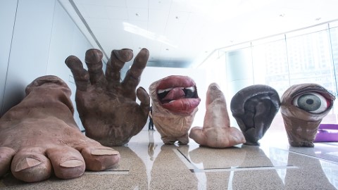 鬼馬人體兵團快閃香港 巨口、大腳八出沒攔路抱抱